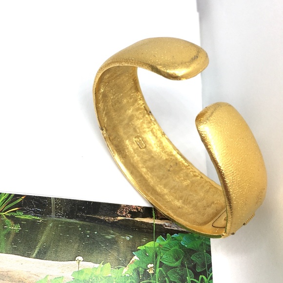 Vintage AK Anne Klein cream enamel cuff bracelet - Picture 3 of 7